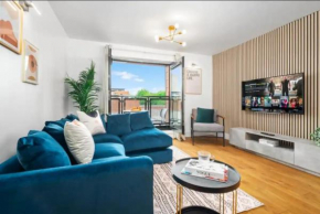 Luxe City Centre Apartment - 2 Bedroom - Secure Parking - Balcony - Top Rated -11A